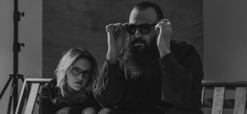Hombre y mujer con gafas de sol