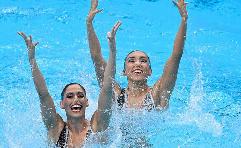 Nadadoras sincronizadas realizando una coreografía en el agua