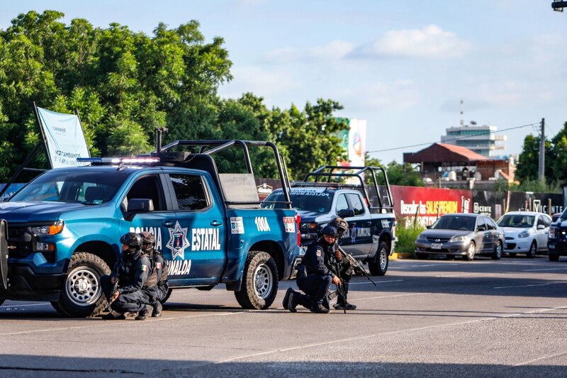 Title: Policías estatales en Sinaloa, México