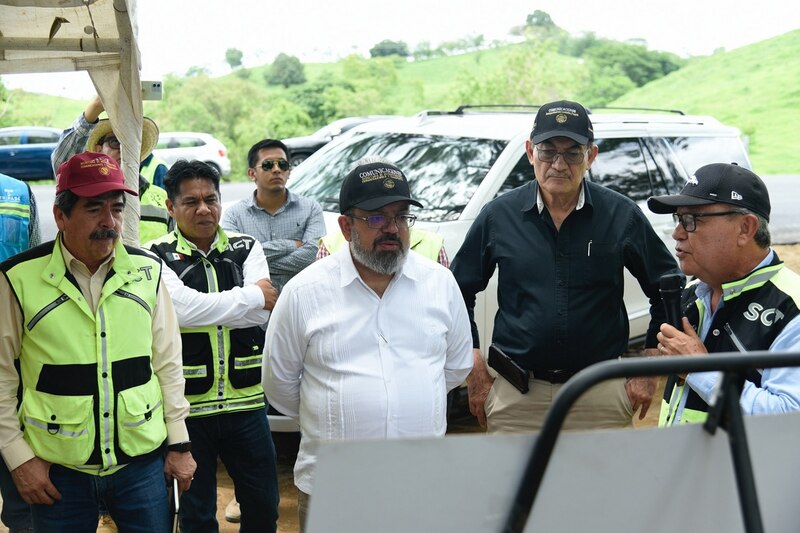 El presidente municipal supervisa la obra de pavimentación de la calle 8 de Marzo