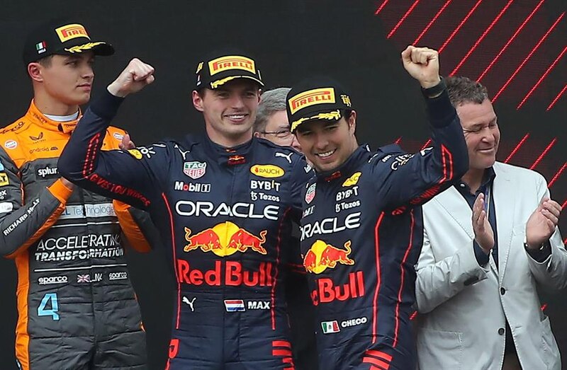 Max Verstappen y Sergio Pérez celebran su victoria en el Gran Premio de Mónaco