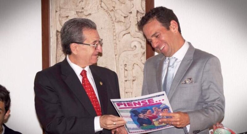 El gobernador de Chiapas, Manuel Velasco Coello, entrega un ejemplar de la revista "Piense" al presidente de la República, Enrique Peña Nieto.