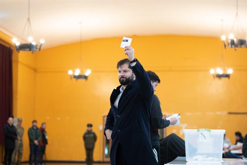 Un hombre deposita su voto en una urna durante las elecciones generales de España