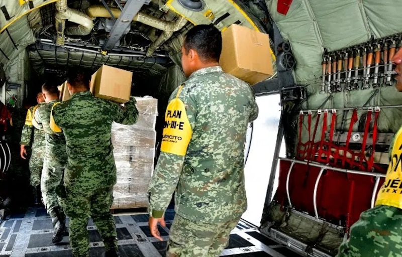 Soldados cargando cajas de ayuda humanitaria