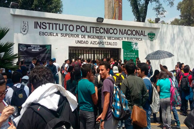 Estudiantes del IPN bloquean la entrada a la escuela
