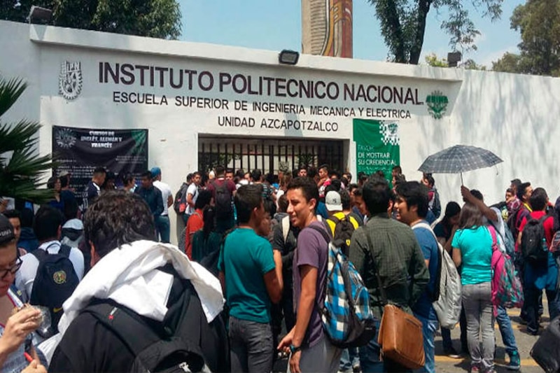 Estudiantes del IPN bloquean la entrada a la escuela