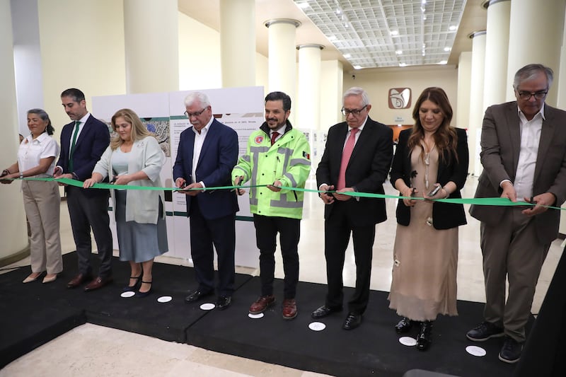 El director general del IMSS, Zoé Robledo, inauguró la exposición fotográfica “La evolución de la gestión integral de riesgos de desastre en el IMSS. Una Mirada introspectiva”, a 40 años del terremoto de 1985