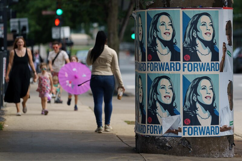 Un cartel de campaña de Kamala Harris