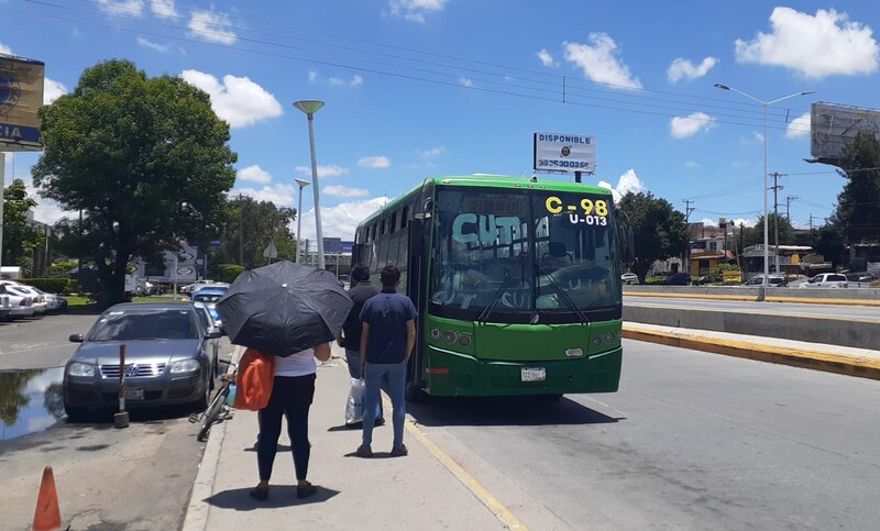 Autobús público en una parada
