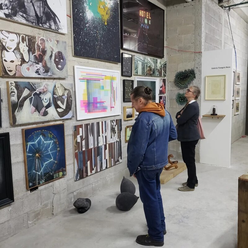 Visitantes en una galería de arte