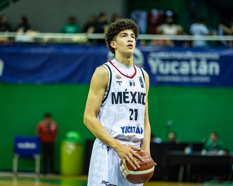 El jugador de baloncesto mexicano Juan Toscano-Anderson