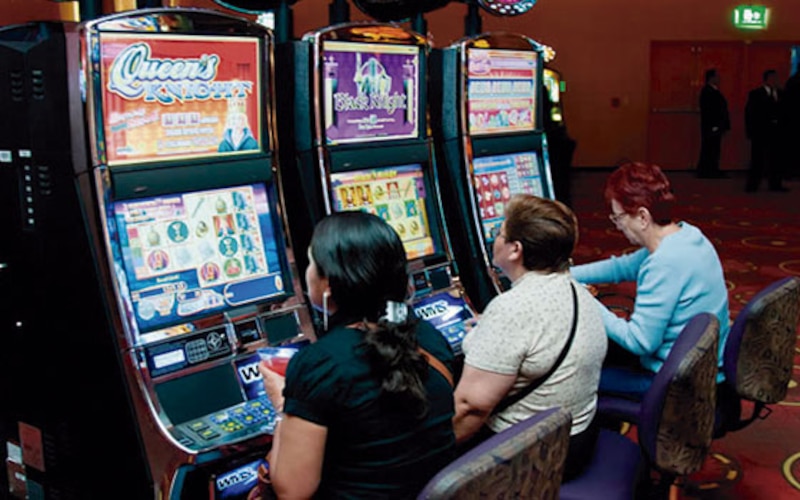 Mujeres jugando en máquinas tragamonedas
