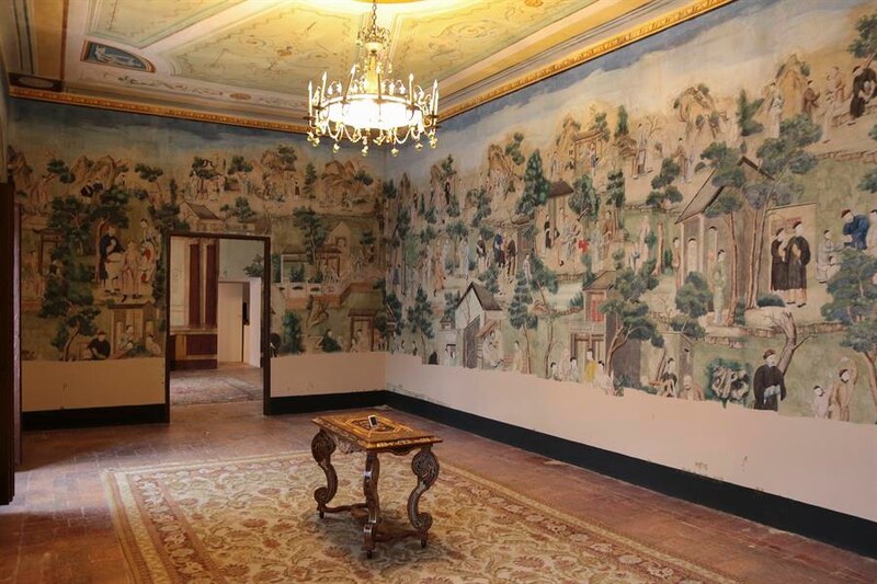 Una habitación con un mural chino