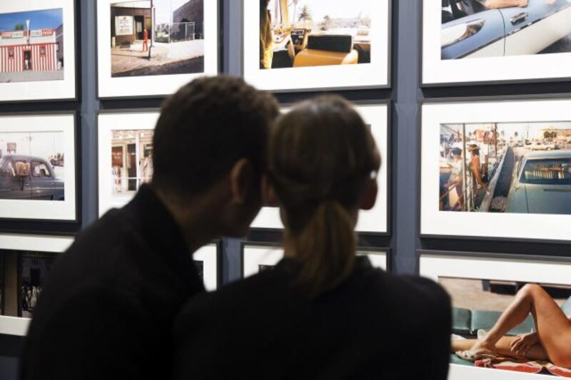 Pareja mirando cuadros en una galería de arte