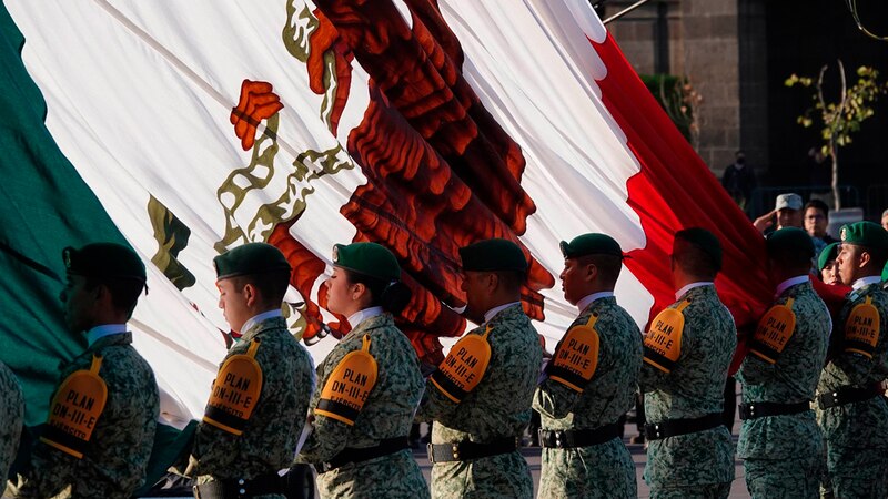 Soldados mexicanos marchan en un desfile militar.