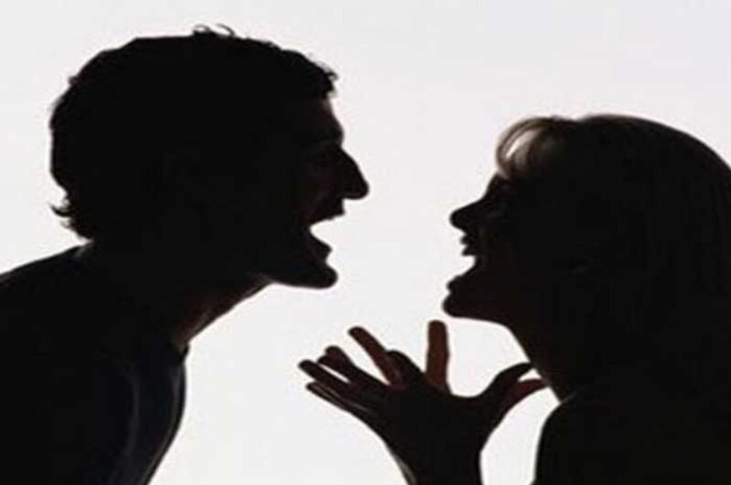 Pareja discutiendo