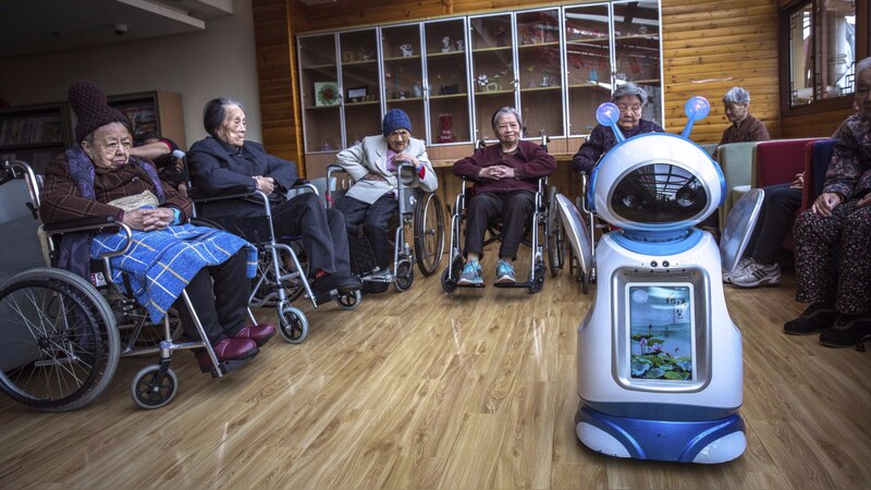 Robot interactúa con personas mayores en sillas de ruedas