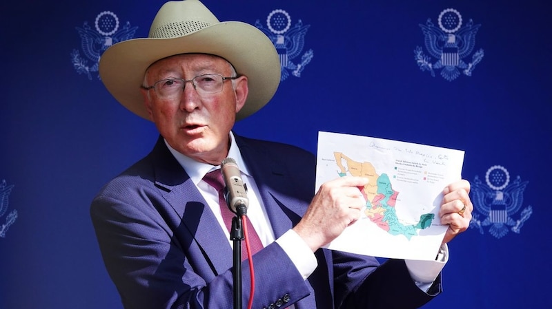 El senador republicano Ted Cruz muestra un mapa de México durante una conferencia de prensa en Washington, D.C.