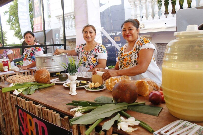 Mujeres indígenas preparando comida tradicional mexicana