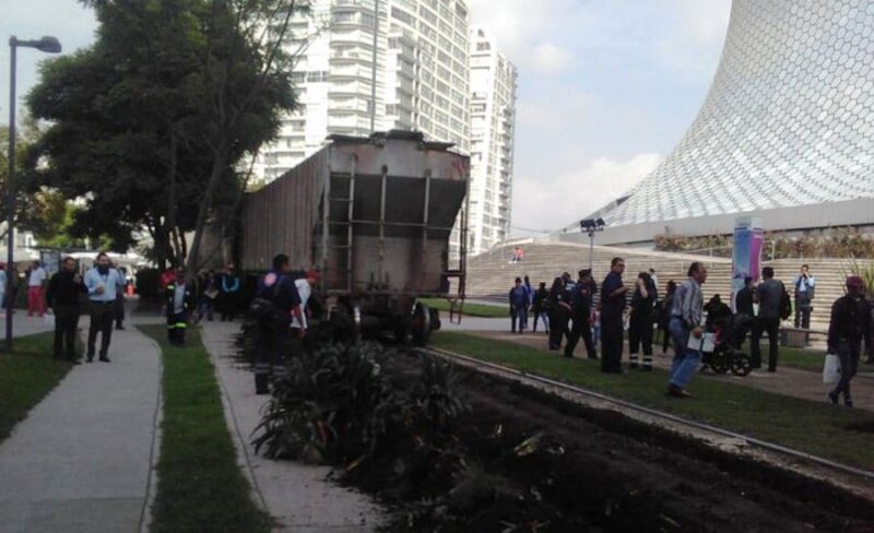 Vagón de tren descarrilado en el parque