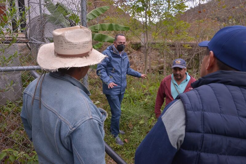 Reunión de vecinos para discutir el proyecto de la nueva carretera