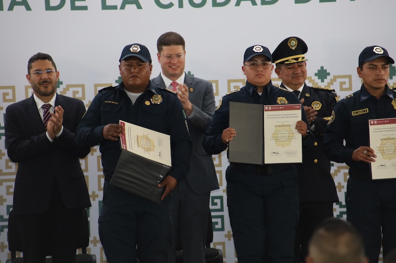 Title: Entrega de reconocimientos a policías distinguidos