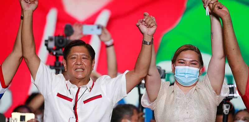 El presidente electo Ferdinand Marcos Jr. y su compañera de fórmula Sara Duterte celebran su victoria en las elecciones de Filipinas