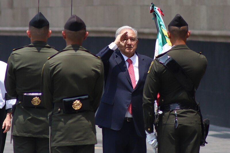 El presidente López Obrador saluda a la bandera durante la ceremonia del Día de la Bandera.