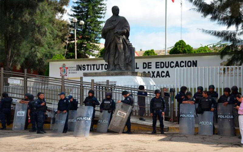 Policías antimotines resguardan el Instituto de Educación de Oaxaca