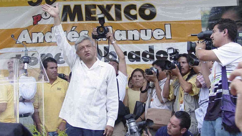 Andrés Manuel López Obrador, candidato a la presidencia de México, saluda a sus seguidores.