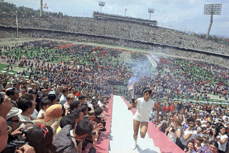 La atleta mexicana Enriqueta Basilio enciende el pebetero en la inauguración de los Juegos Olímpicos de México 1968.