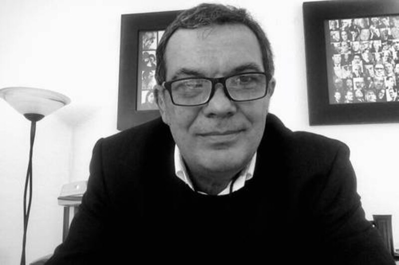 Retrato de un hombre en blanco y negro