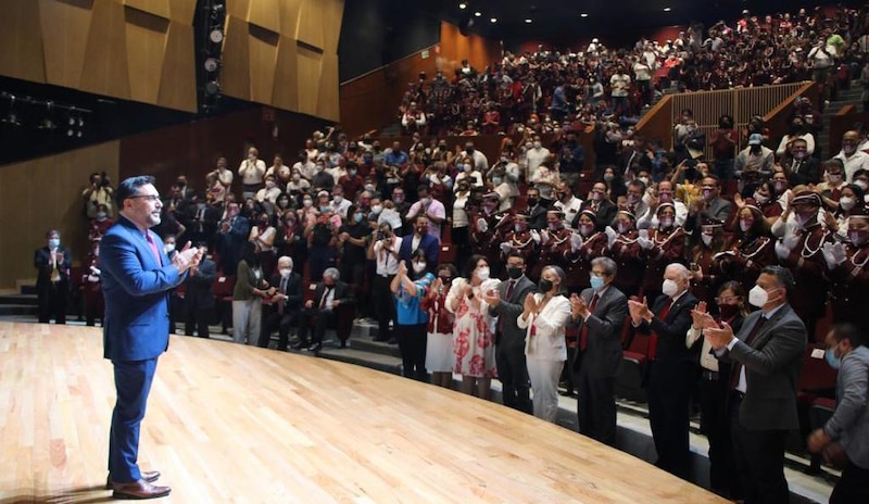 El presidente López Obrador pronuncia un discurso ante un público numeroso.