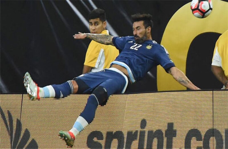 Javier Mascherano, jugador de la selección argentina de fútbol, en un partido contra Ecuador por las eliminatorias del Mundial de Rusia 2018.