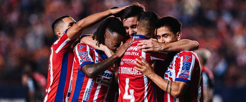 Jugadores del Club Atlético de San Luis celebrando un gol