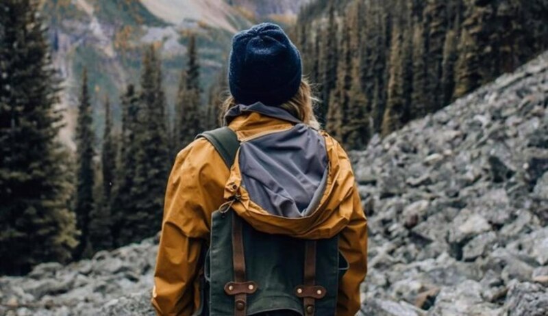 Mujer en la cima de la montaña