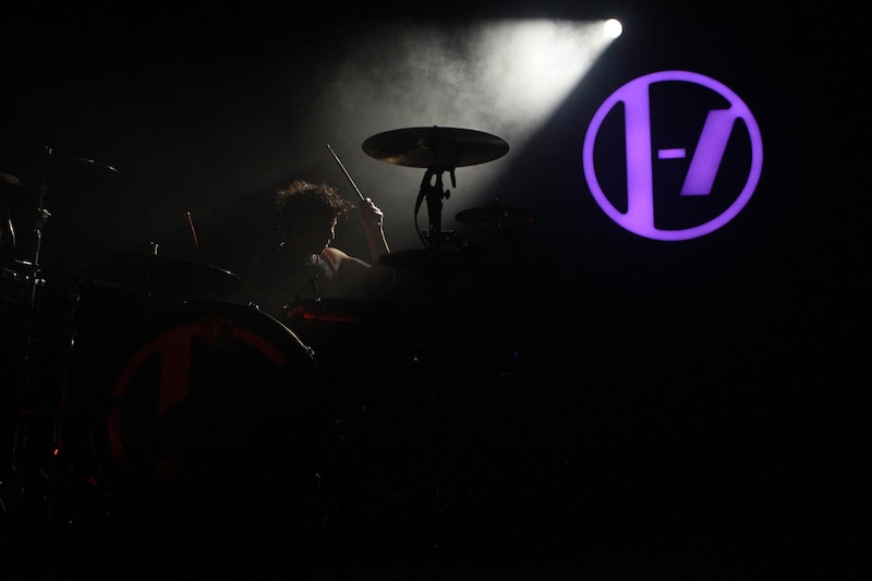 Baterista de rock tocando en concierto