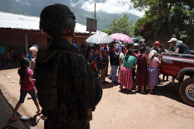 Soldado en una comunidad indígena