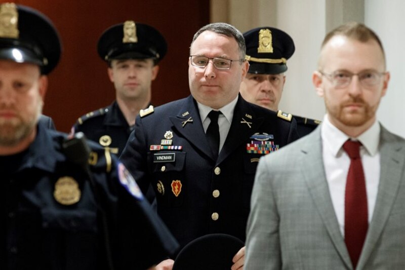 El teniente coronel Alexander Vindman testifica ante el Comité de Inteligencia de la Cámara de Representantes