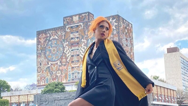 Estudiante transgénero celebra su graduación universitaria