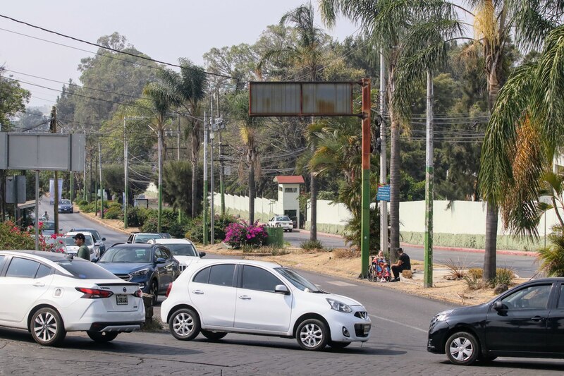 Un agente de la Guardia Nacional dirigue el tránsito en la Paloma de la Paz, entrada norte de la capital, que se encuentra bloqueada por decenas de vehículos de transporte por aplicación. Denuncian la desaparición de René Villareal 
Ascencio, un chófer por aplicación que realizó un servicio a la ciudad de Jojutla el pasado 18 de abril y desde entonces no saben de él.