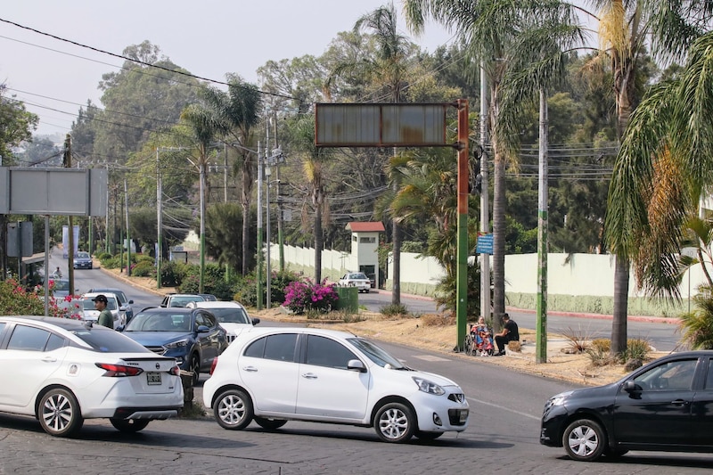 Un agente de la Guardia Nacional dirigue el tránsito en la Paloma de la Paz, entrada norte de la capital, que se encuentra bloqueada por decenas de vehículos de transporte por aplicación. Denuncian la desaparición de René Villareal
Ascencio, un chófer por aplicación que realizó un servicio a la ciudad de Jojutla el pasado 18 de abril y desde entonces no saben de él.