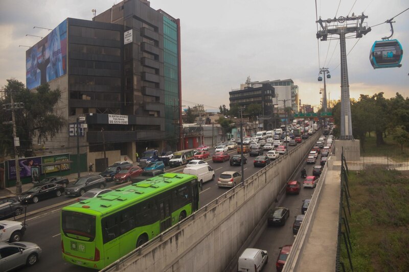 Intenso tráfico en la avenida de los Constituyentes en dirección a la salida para Toluca. viaje por el Cablebus de Santa fé a Los Pinos.