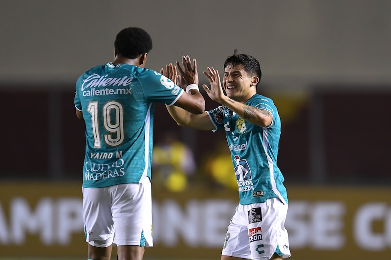 Jugadores de fútbol celebrando un gol