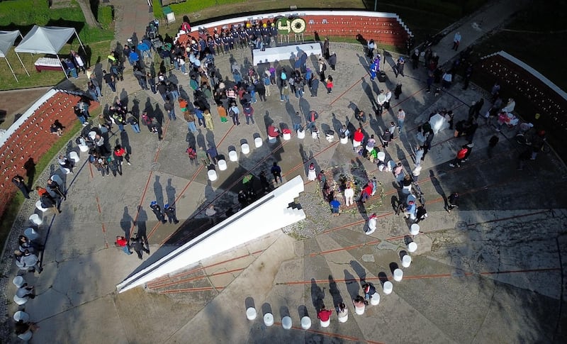 Rescatistas, familiares y amigos de víctimas del sismo de 1985 en el edificio Nuevo León en Tlatelolco, realizaron una guardia de honor en el Parque el Reloj frente al memorial por las víctimas. En imagen, aspectos aéreos de la guardia de honor.