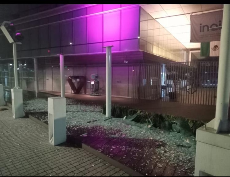 Rotura de cristales en la entrada de un edificio