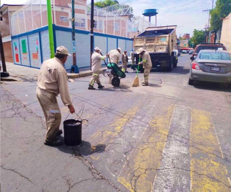 Trabajadores de limpia realizan labores de mantenimiento en la Ciudad de México