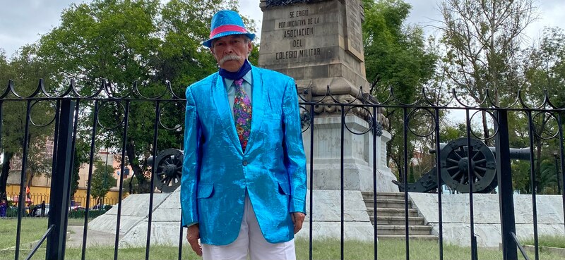 El hombre del traje azul
