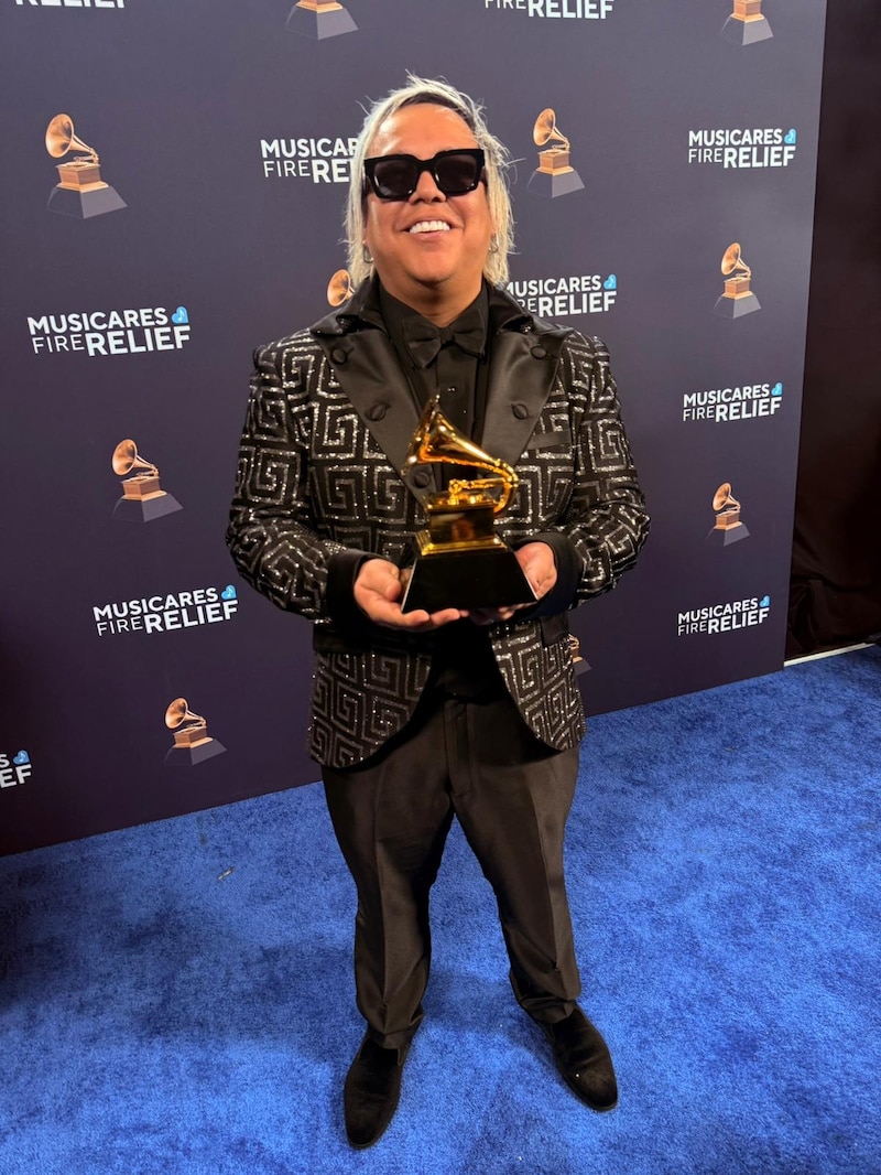 Roger Argenis durante la celebración de los Latin Grammy sosteniendo su premio