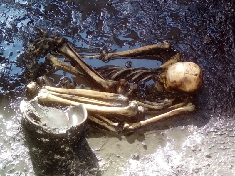 Un esqueleto humano en el barro